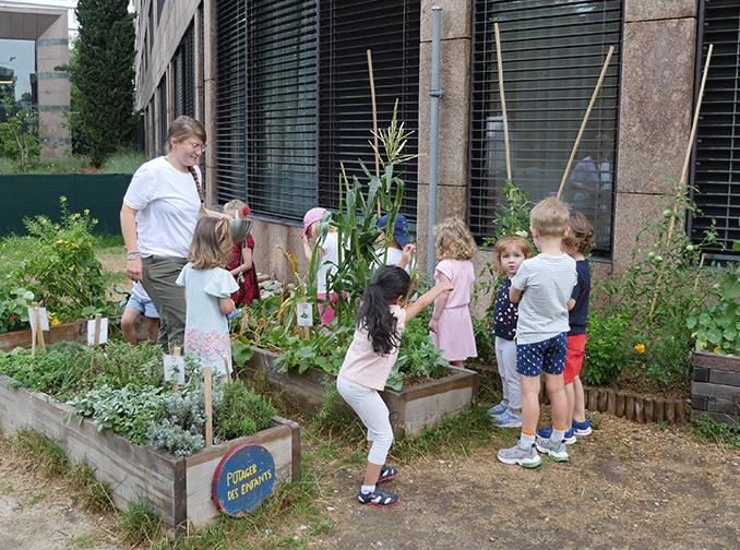enfants autour d'un jardin urbain